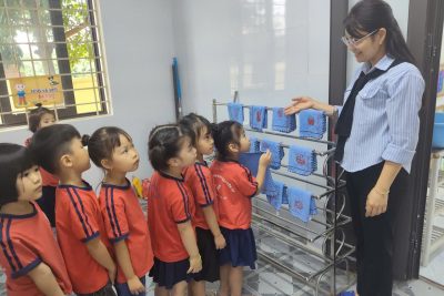 TỔ CHỨC BỮA ĂN BÁN TRÚ CHO TRẺ TẠI TRƯỜNG MẦM NON NGUYỄN ÚY